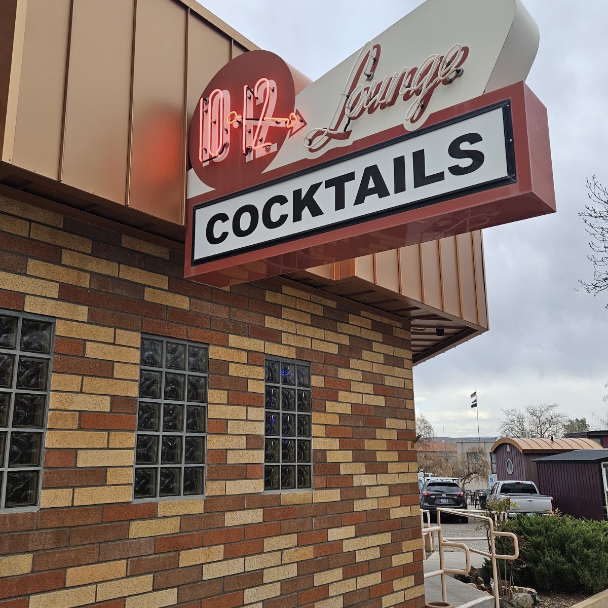 10-12 Lounge