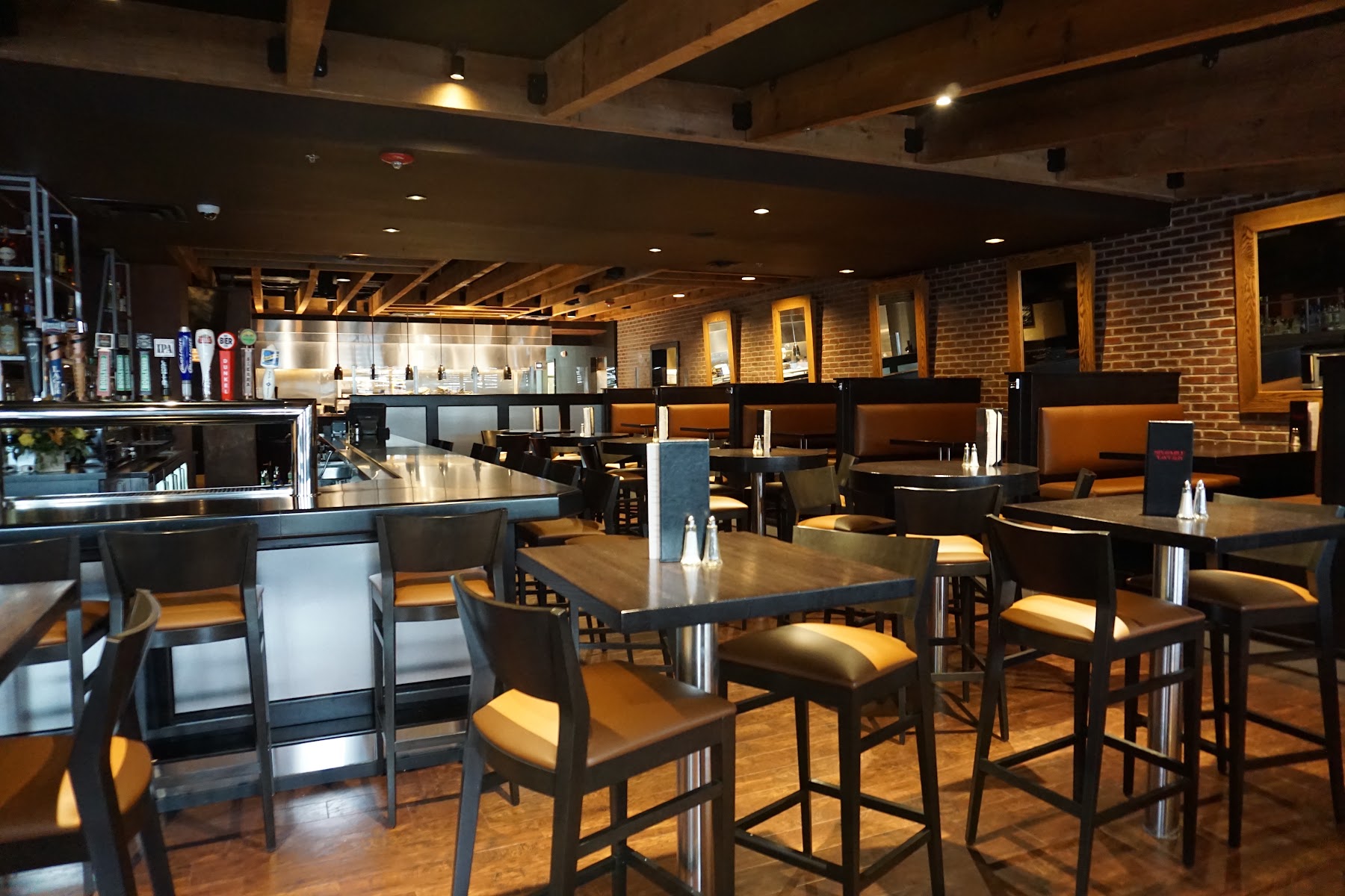 6 Mile Chop House & Tavern