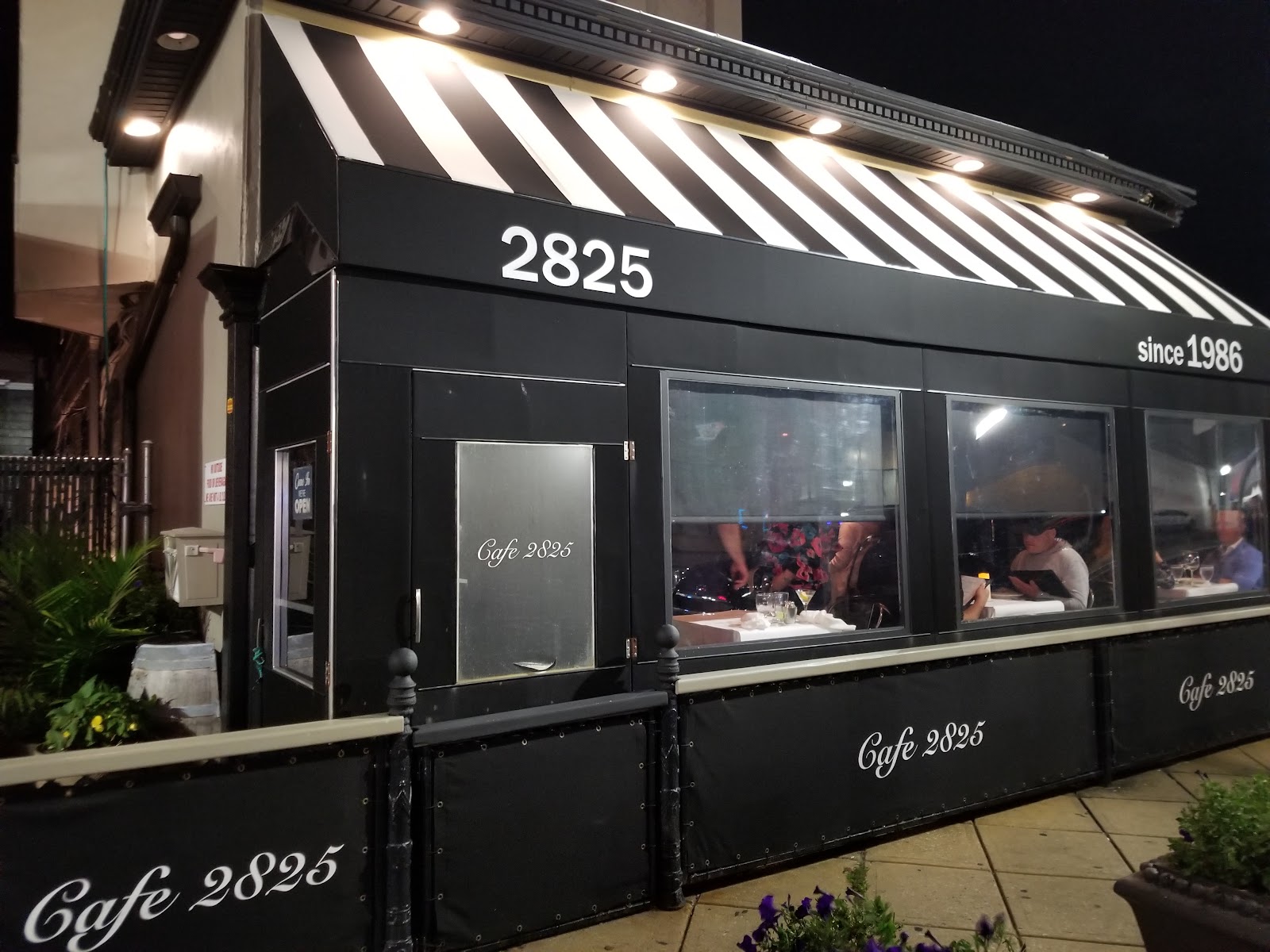 Cafe 2825