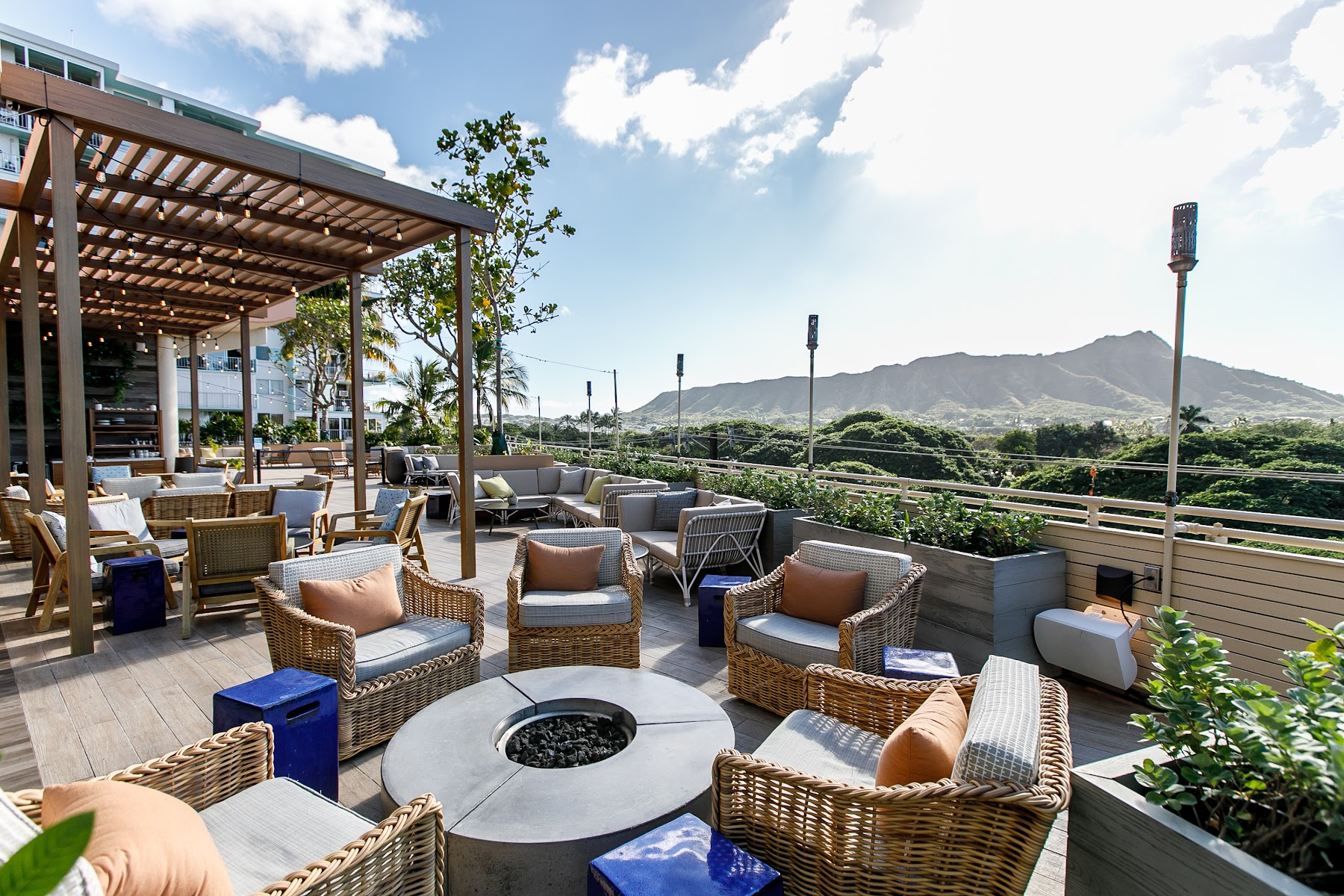 DECK. at Queen Kapiʻolani Hotel