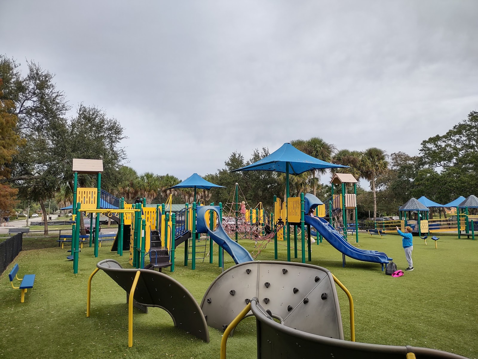Dell Holmes Park