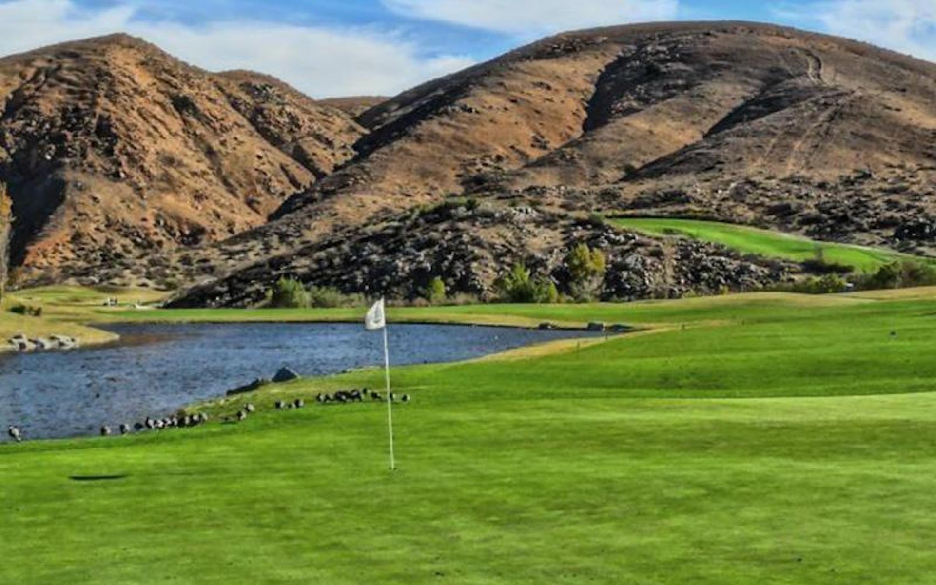Dos Lagos Golf Course