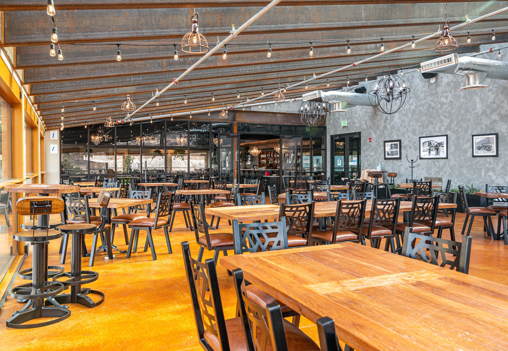 Eight Settlers Distillery & Restaurant - Cottonwood