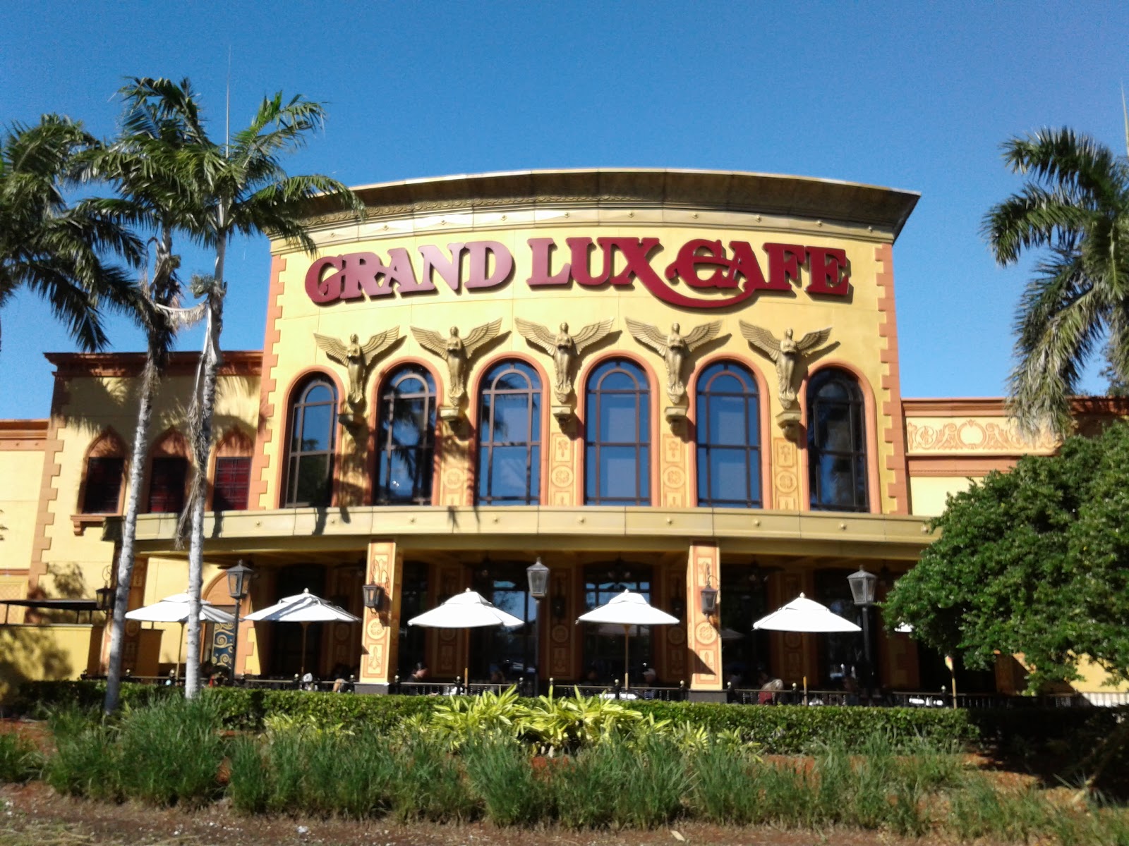 Grand Lux Cafe