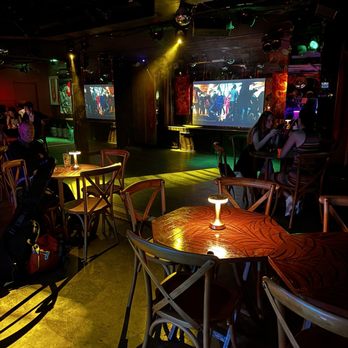 Hula’s Bar & Lei Stand