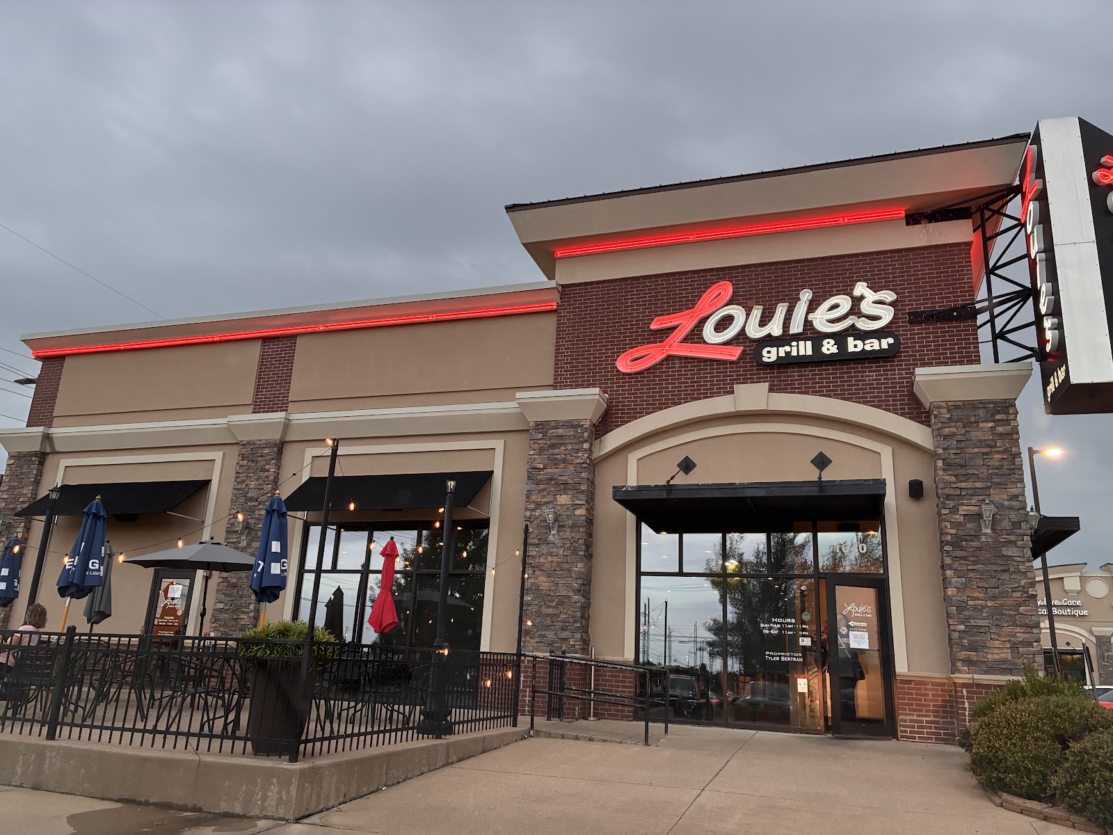 Louie's Grill & Bar