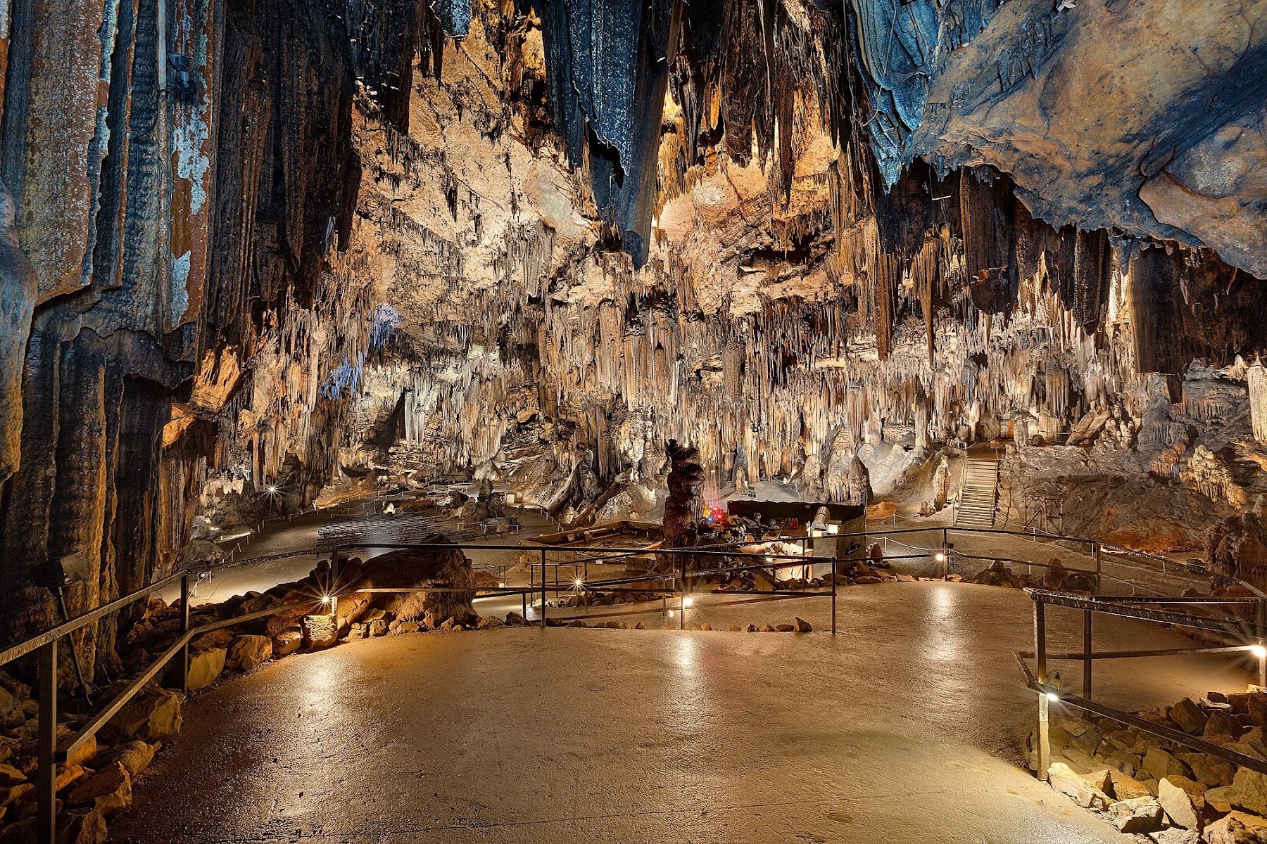 Majestic Caverns