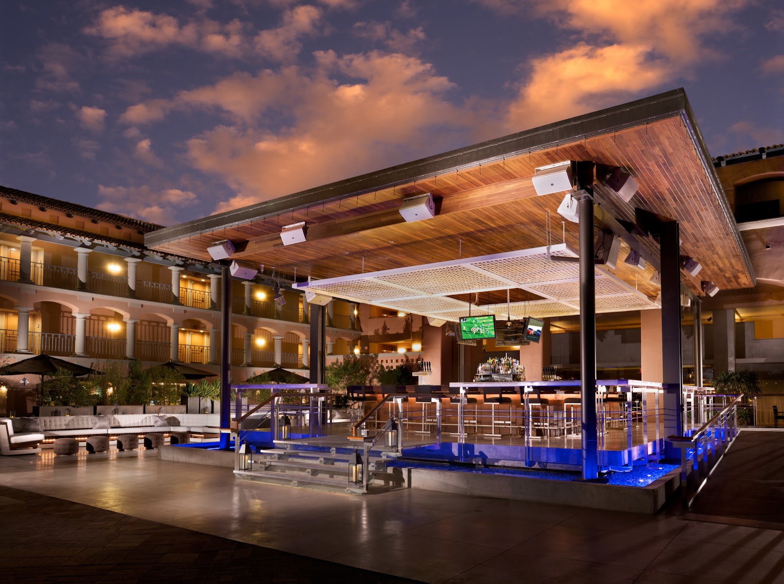 PLAZA BAR
