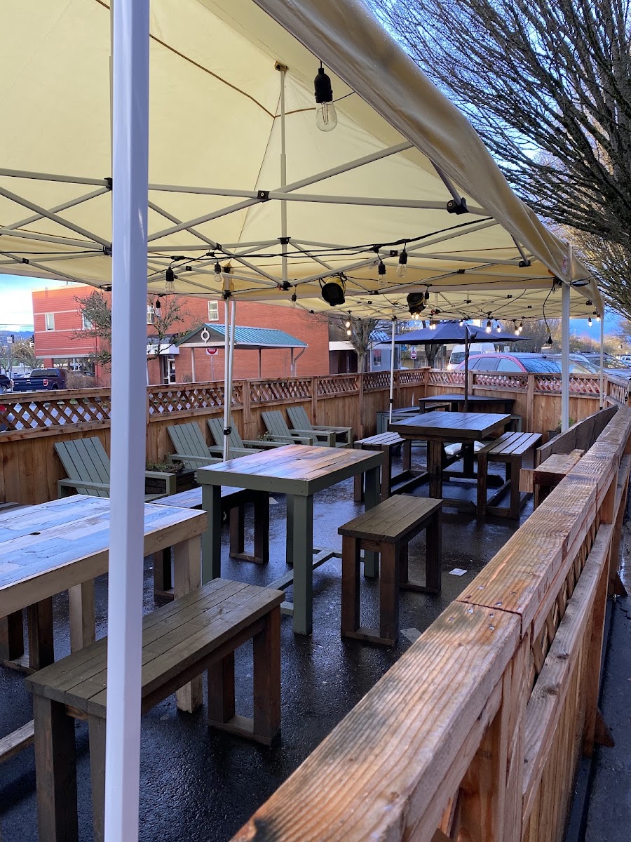 Tom's Peacock Bar & Grill