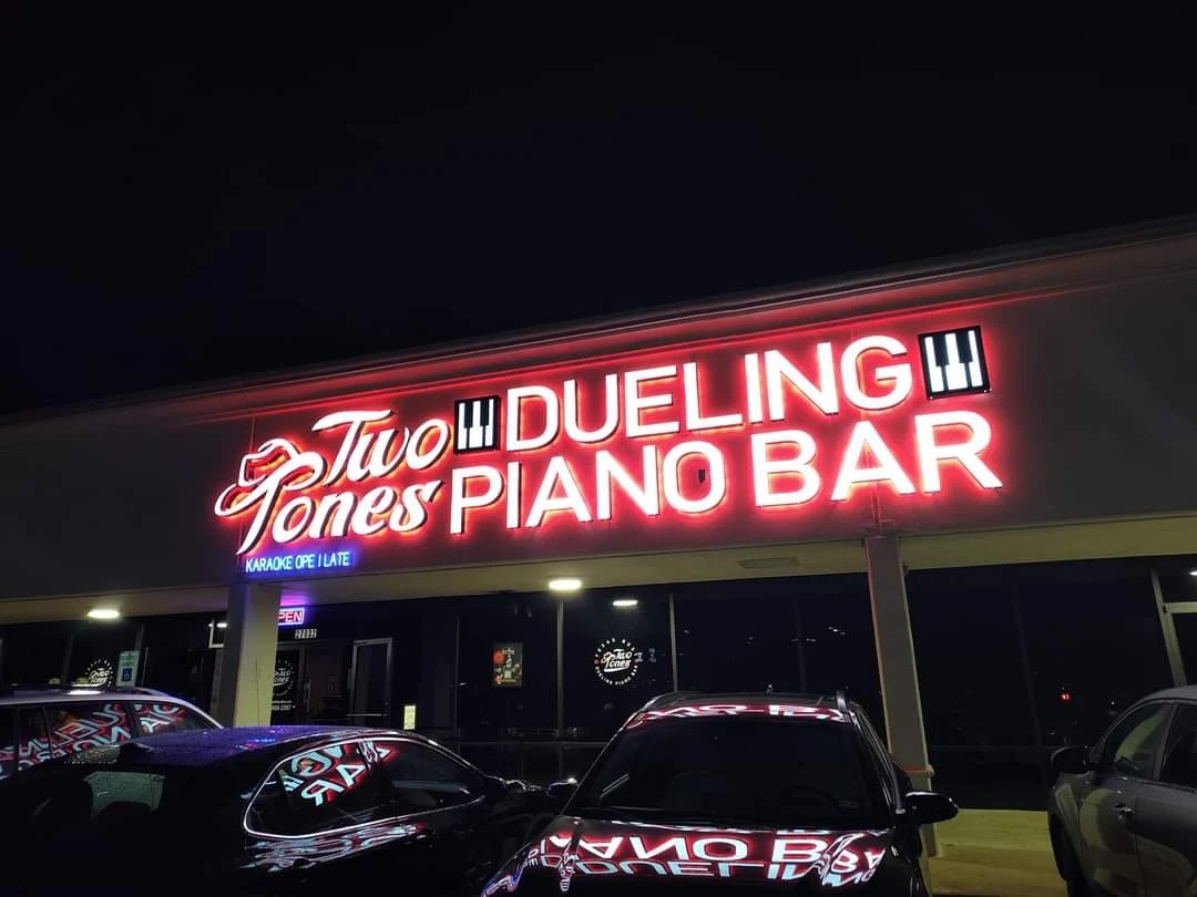 Two Tones Dueling Piano Bar